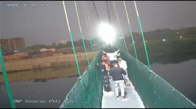 Zřícení mostu Machhu v Indii