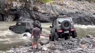 Jízda přes rozbouřenou řeku