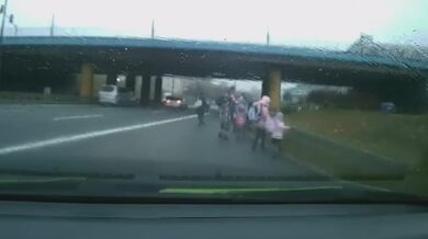 Skupina školáků na okraji dálnice