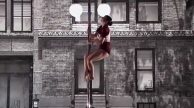 Originální tanec u tyče