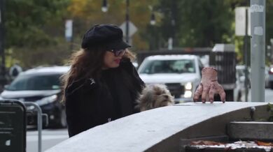 Thing z Addamsovy rodiny v New Yorku