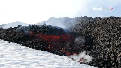 Láva valící se sněhem
