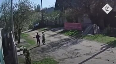 Děti střílejí z odhozeného raketometu