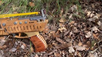 Dřevěná praková puška s laserovým zaměřovačem