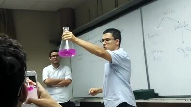 Experiment během hodiny chemie #2