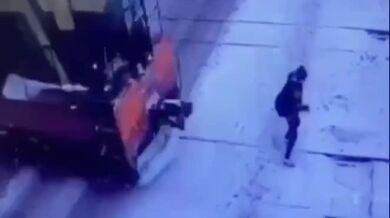 Teenager poslouchající hudbu si nevšiml vlaku