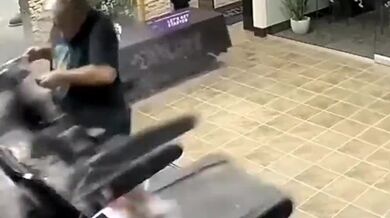 Překvapení muže na běžícím pásu