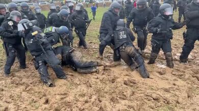 Policisté vs. bláto