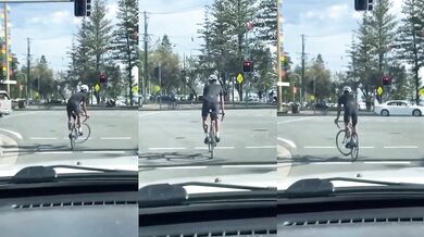 Cyklista balancuje na semaforu