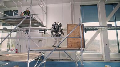 Robot Atlas přináší nářadí dělníkovi