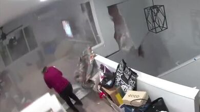 Žena o fous unikla kutálejícímu se balvanu