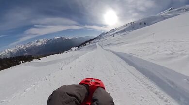 Sjíždění zasněžených švýcarských svah na bobech