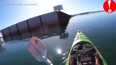 Velký bílý žralok se vrhá na kajakáře