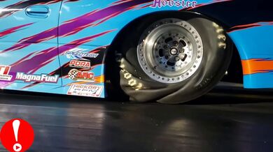 Pneumatiky dragsteru na startovní čáře