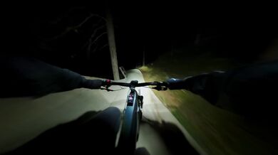 Downhill plnou rychlostí v noci!