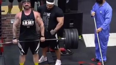 Silný uklizeč v posilovně