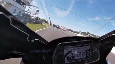 Nehoda motocyklu na závodní dráze