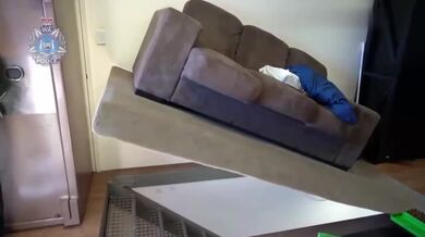 Zbrojnice pod pohovkou