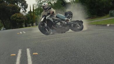 Motorkář bez ochranného vybavení