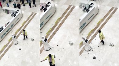 Žena mlátící robota