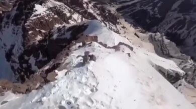 Nehoda lyžaře na vrcholku hory