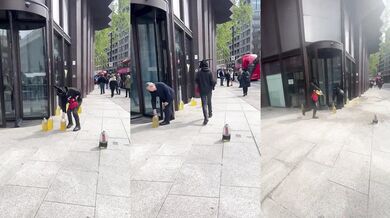 Transaktivisté s močí před ministerstvem v Londýně