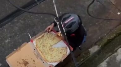 Hladový rozvozce pizzy