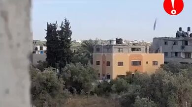 Izraelská raketa zasahující dům