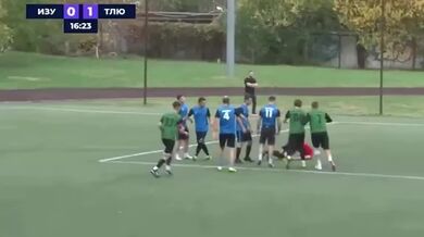 Rozhodčí sražený hráčem po žluté kartě