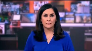 Moderátorka ukazující prostředníček