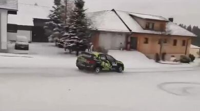 Vjezd závodním vozidlem do jezírka