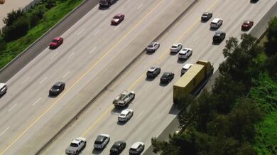 Podezřelý řidič při pronásledování havaroval