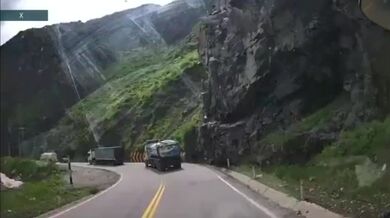 Dva kamiony zasažené kameny při sesuvu půdy