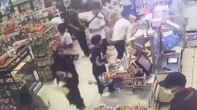 Skupina útočníků vyrabovala obchod 7-Eleven