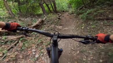 Překvapení pro bikera při sjezdu