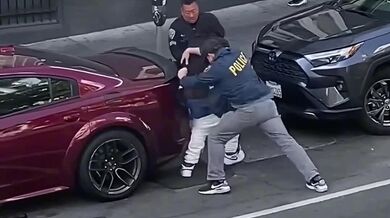 Muž téměř přišel o kalhoty při zatýkání