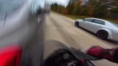 Motorkář vyvázl před brutální nehodou jen o fous