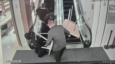 Bezohlední bezpečnostní pracovníci se zapletli v eskalátoru při přenášení stolů