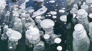 Zmrzlé bubliny metanu pod vodou