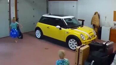 Děti hrající si s míčem