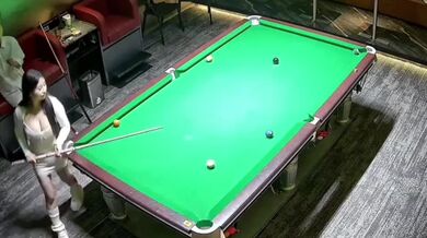 Žena s působivými kulečníkovými dovednostmi