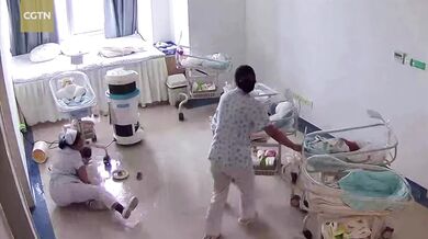 Statečné sestry chrání novorozence při zemětřesení