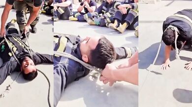 Hasič představuje záchranu pomocí lana