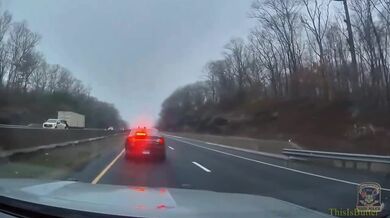 Řidič z Rhode Islandu narazil do policejního auta