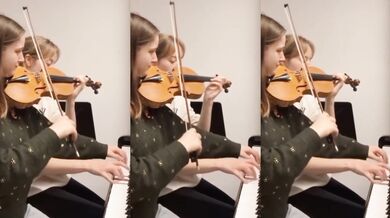 2 dívky hrají společně na dva hudební nástroje