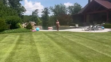 Akrobatka v bikinách