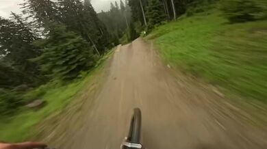 Nečekaná překážka při downhillu