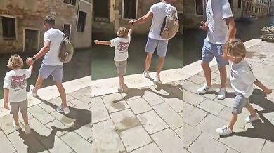 Otec hrající si se synem