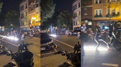 Stylové wheelie na motorce v ulicích města