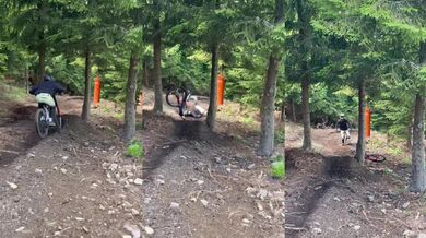 Zásah dvou stromů při downhillu